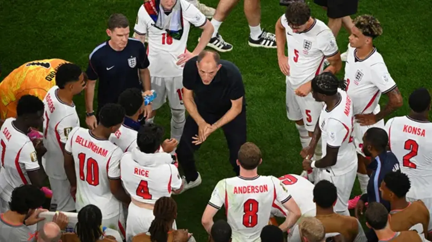 Pelatih kepala Timnas Inggris, Thomas Tuchel, memberikan instruksi kepada para pemainnya saat pertandingan Grup L Piala Dunia antara Inggris dan Kroasia di Arlington, Texas, dekat Dallas, Kamis 18 Juni 2026. (AP Photo/Jessica Tobias)