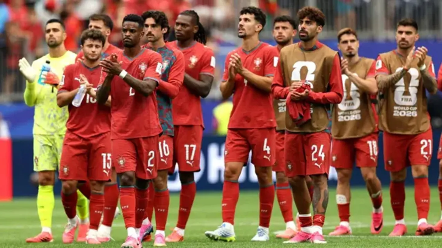 Para pemain Portugal bertepuk tangan kepada para penggemar setelah bermain imbang 1-1 pada pertandingan Grup K Piala Dunia 2026 antara Portugal dan Kongo DR di Stadion Houston pada 18 Juni 2026 di Houston, Texas. (Molly Darlington/Getty Images melalui AFP)