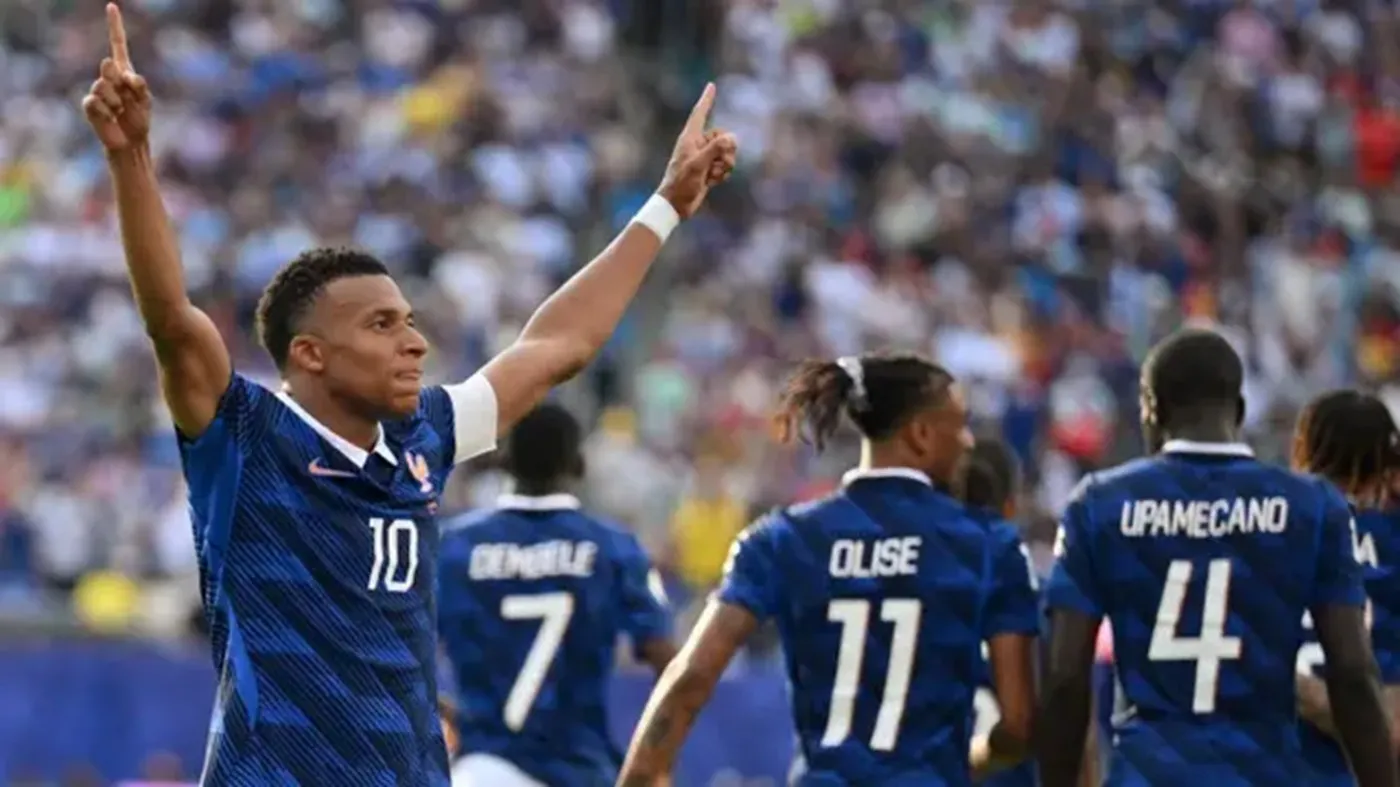 Penyerang Timnas Prancis #10 Kylian Mbappe merayakan mencetak gol ketiga timnya selama pertandingan babak 32 besar Piala Dunia 2026 antara Prancis dan Swedia di Stadion New York/New Jersey di East Rutherford pada 1 Juli 2026. (ANGELA WEISS/AFP)
