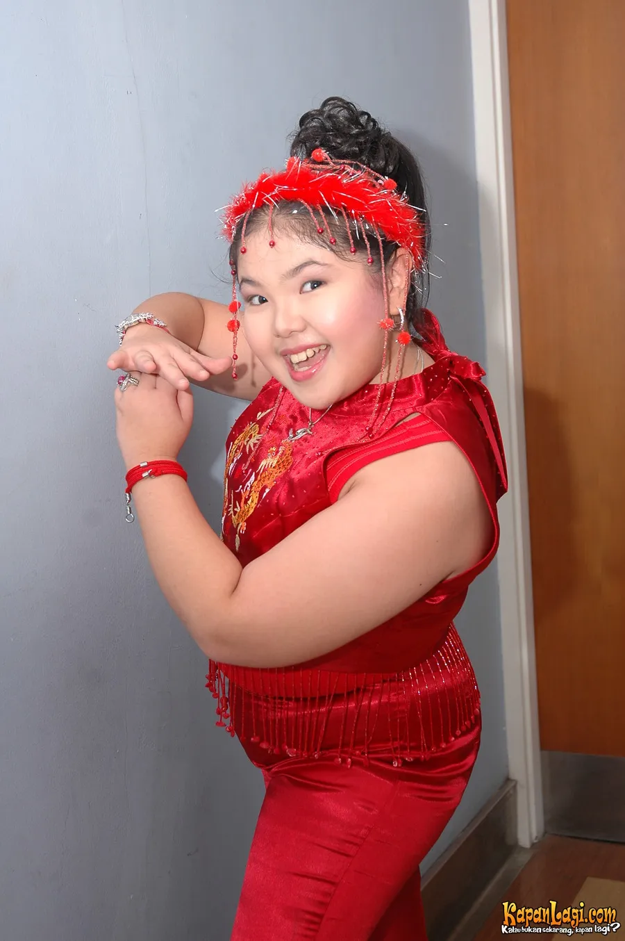 Tina Toon, berbalut gaun warna merah nan lucu.