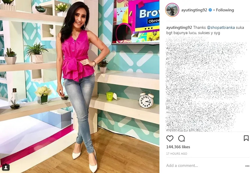 Lengan Ayu yang memar, menurut penyanyi ini karena kena kayu ©instagram/ayutingting92