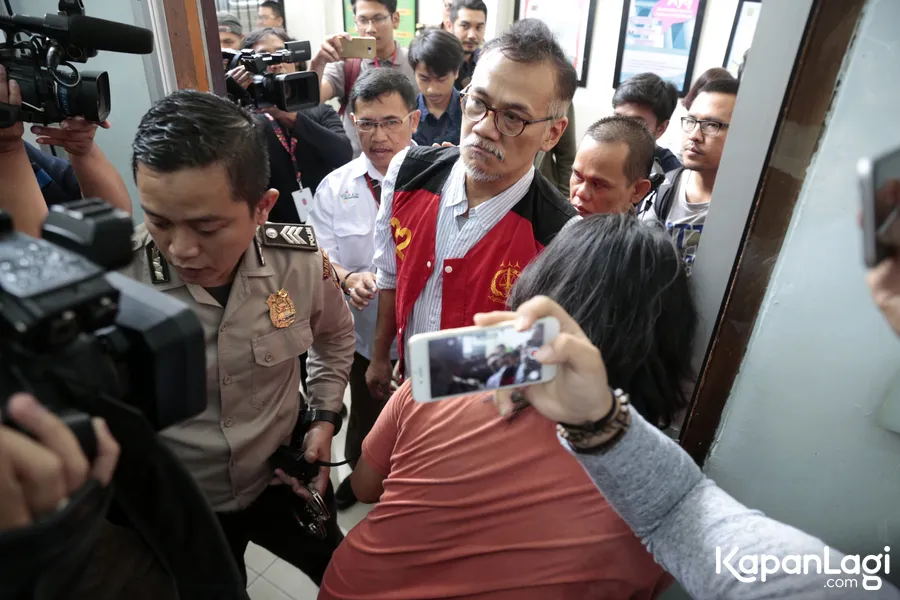 Tio sempat jawab pertanyaan wartawan sebelum sidang © KapanLagi.com®/Muhammad Akrom Sukarya