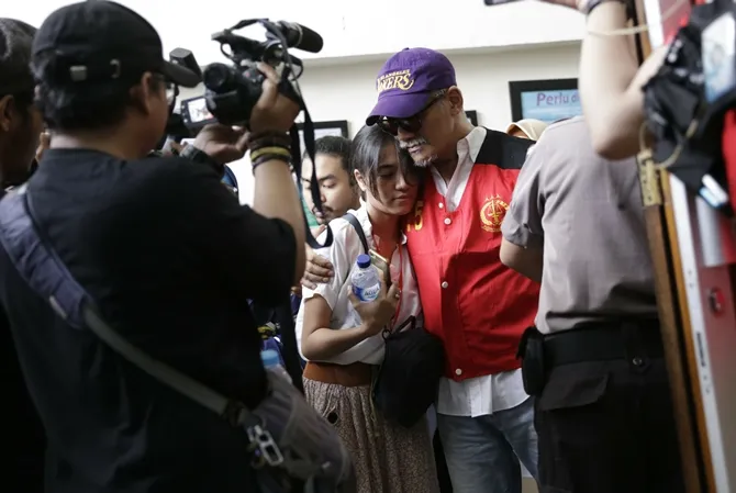 Tio Pakusadewo peluk anak wanitanya © KapanLagi.com/Agus Apriyanto