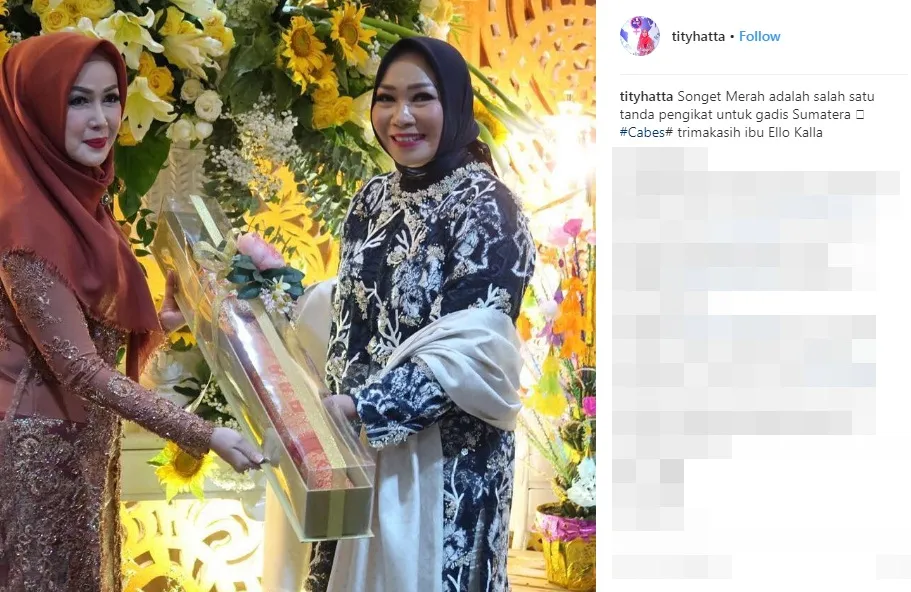 Ibunda Afif memberikan songket kepada ibunda Tistha ©instagram/tityhatta