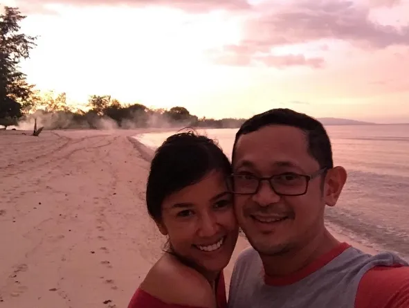 Titi Rajo Bintang nikmati senja memerah di Sumba ©instagram/titirajobintang