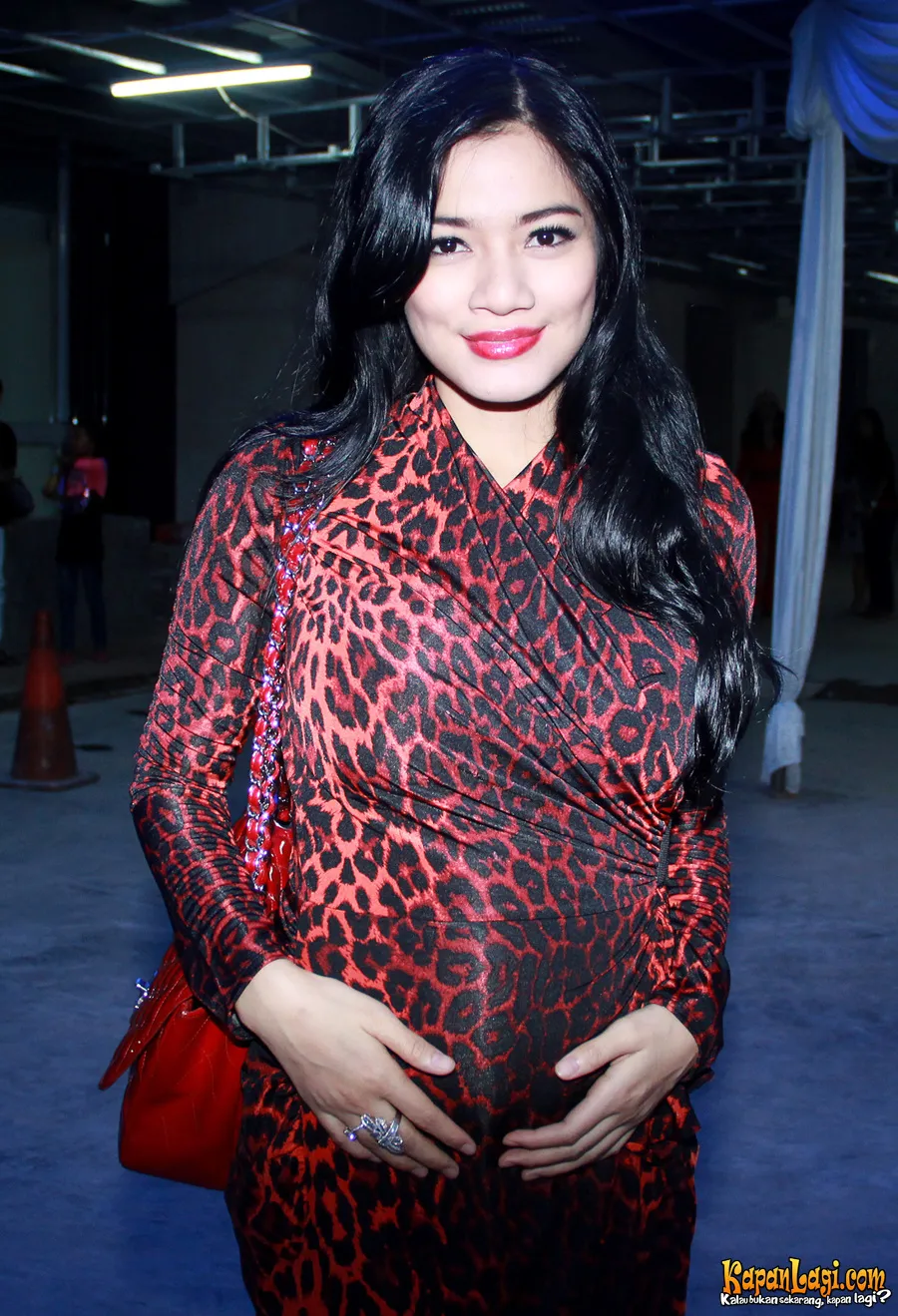Titi Kamal diperkirakan melahirkan bulan November.