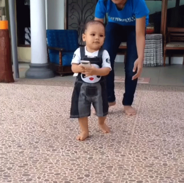 Juna akhirnya bisa berjalan sendiri @ Instagram/Titi Kamal