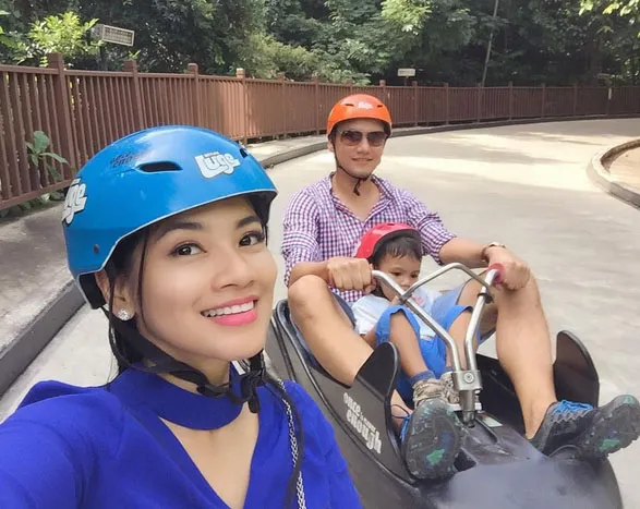 Titi Kamal tak manjakan anak dengan langsung memeluknya. ©instagram.com/titikamal