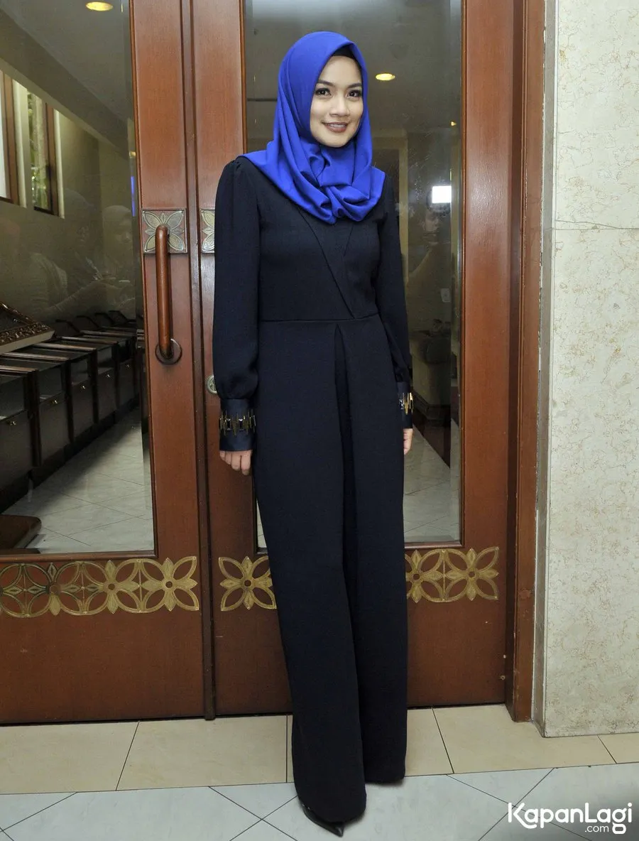 Titi Kamal terlihat cantik mengenakan hijab © KapanLagi.com®/Muhammad Akrom Sukarya