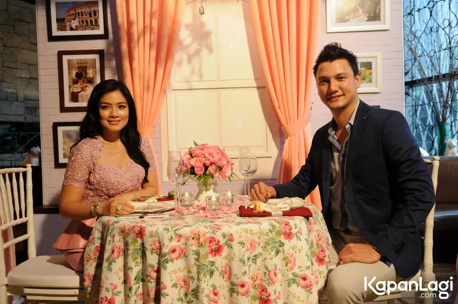 Titi Kamal dan Christian Sugiono kurangi main gadget saat berduaan © KapanLagi.com®/Bayu Herdianto
