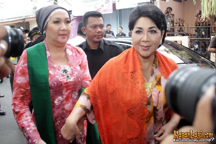 Titiek Puspa mendapat kesempatan untuk menyiram Gigi. ©KapanLagi.com®/Acat
