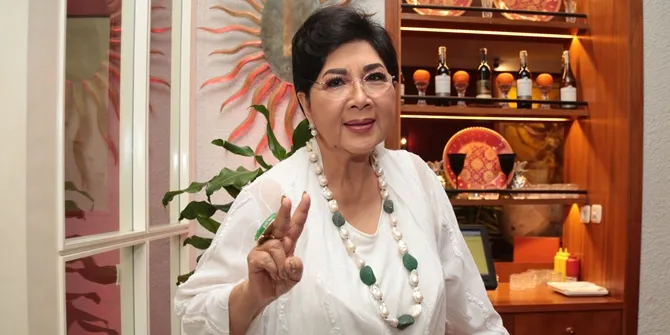 Selain kondisi tubuh yang prima, Eyang Titiek juga harus memperhatikan penampilannya dengan berdandan. © KapanLagi.com/Muhammad Akrom Sukarya