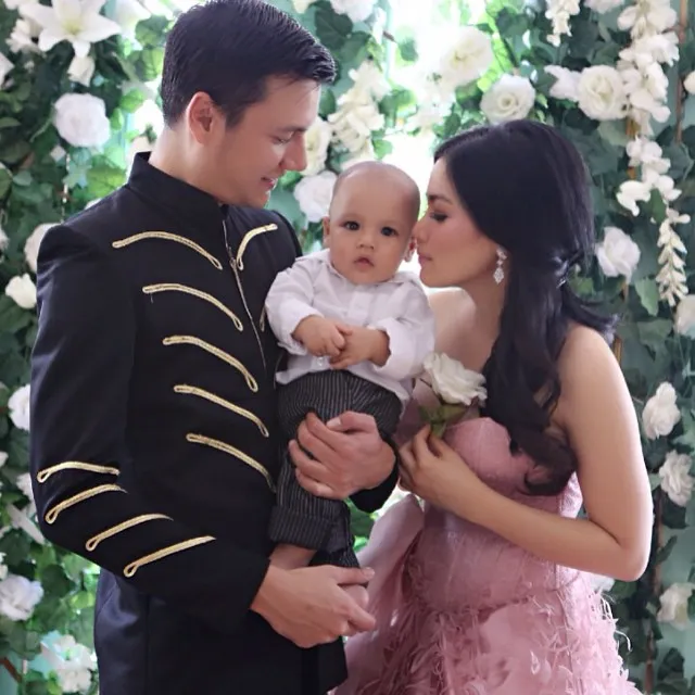 Potret kebahagiaan Christian Sugiono, Titi Kamal, dan Baby Juna / © Titi Kamal Instagram