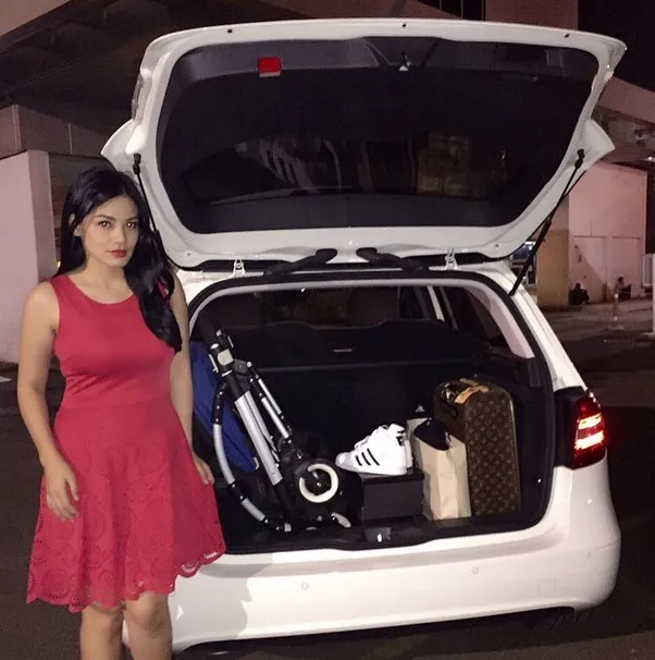 Titi Kamal berpose dengan bagasi mobil Mercedes Benz © instagram.com/titikamall