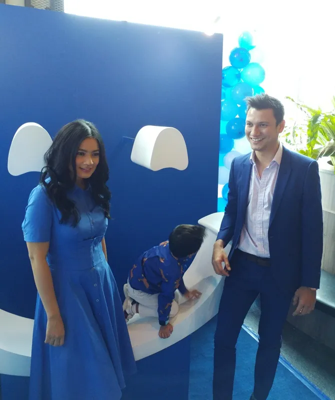 Juna terlihat asyik bermain didampingi ayah dan ibunya. © KapanLagi.com 