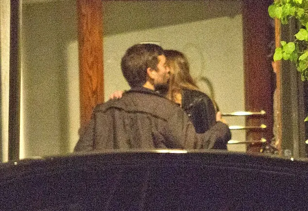 Tobey Maguire dinner bareng wanita cantik © Dailymail.co.uk