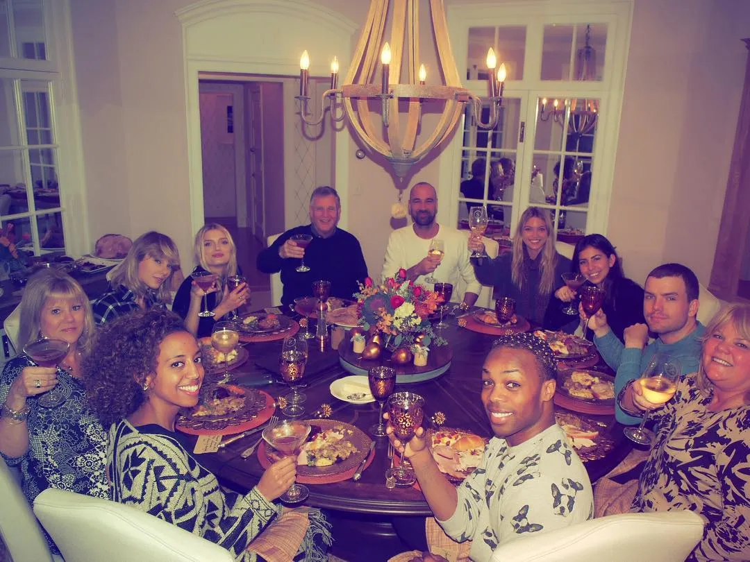 Taylor Swift, rayakan hari Thanksgiving bersama keluarga dan sahabat-sahabatnya Š Š instagram.com/todrick