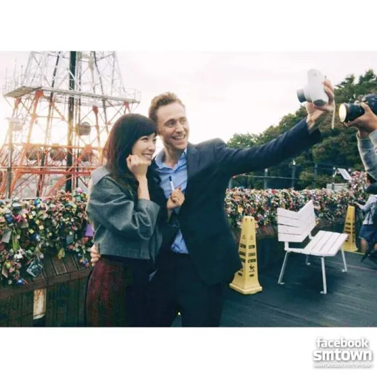 Tiffany berpose cute dengan Tom Hiddleston ©FB SMTOWN 