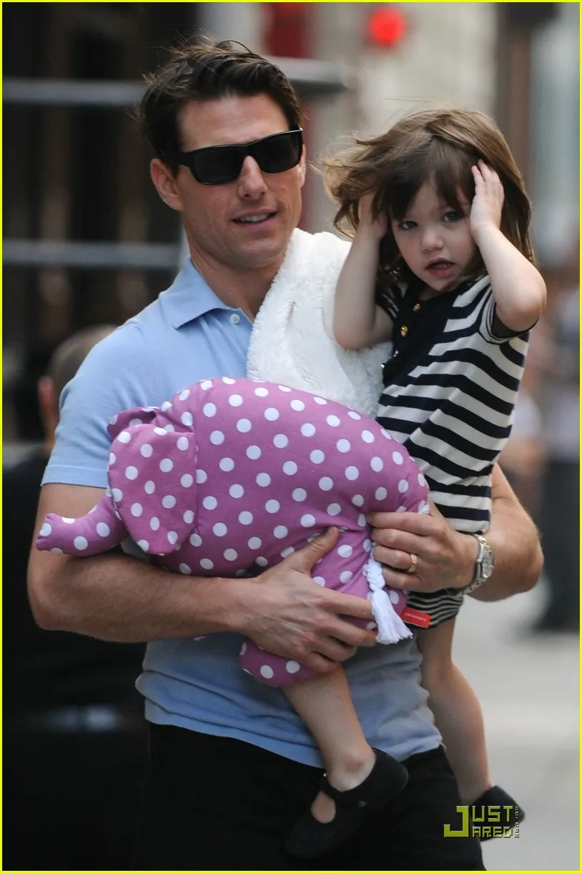 Tom Cruise jawab dengan singkat pertanyaan soal putrinya © Just Jared