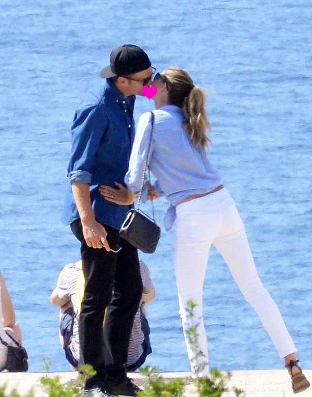 Tom Brady dan Gisele Bundchen tertangkap kamera ciuman © Dailymail.co.uk