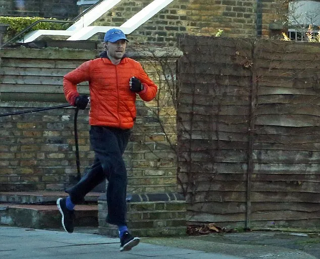 Tom Hiddleston jogging sendirian © Dailymail.co.uk