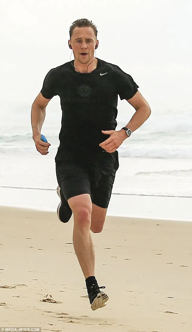 Kaos yang sama dipakai Tom terus menerus ketika rutin jogging di pantai Gold Coast. Foto: Media Mode.com