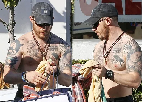 Pamer tato saat buka baju @ dailymail.co.uk