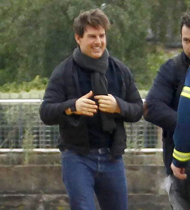 Tom Cruise terlihat baik-baik saja dan sibuk syuting © dailymail.co.uk