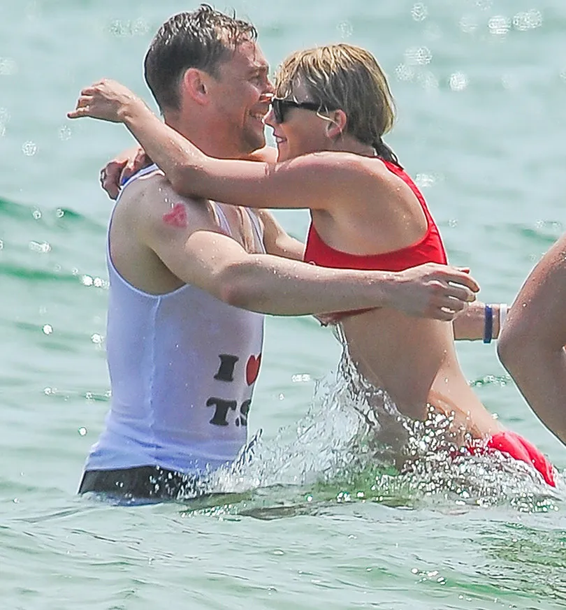 Tom memakai kaos ini bukan karena keinginannya sendiri © dailymail.co.uk
