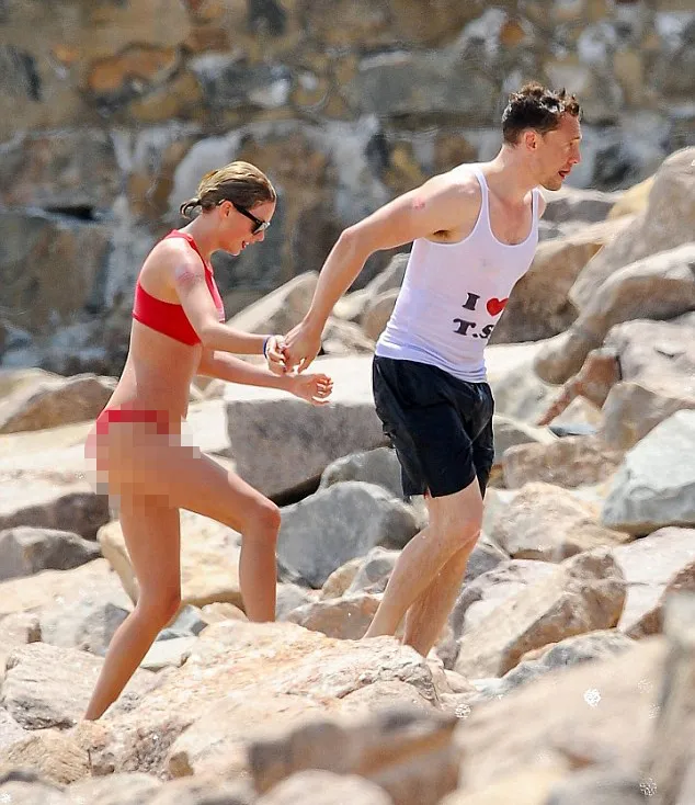 Baju 'I Heart T.S.' ini merupakan baju salah seorang teman Taylor © dailymail.co.uk