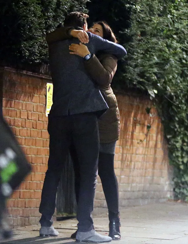 Momen pelukan mesra Tom dan salah seorang teman wanitanya © dailymail.co.uk