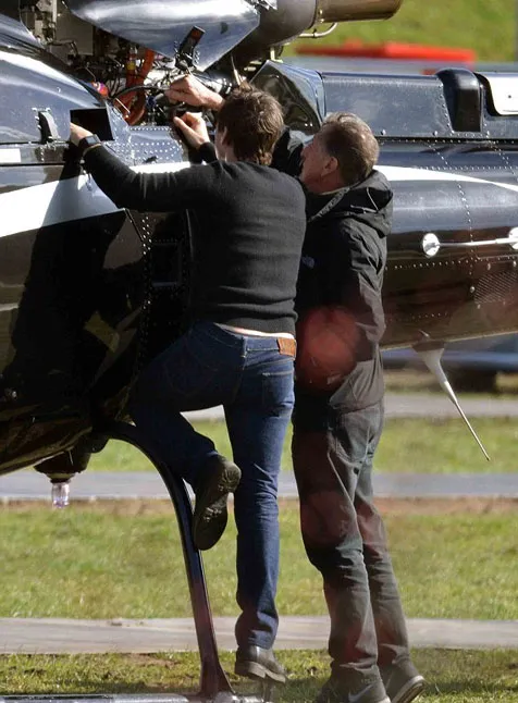 Tom Cruise memeriksa segala hal dari helikopter © dailymail.co.uk