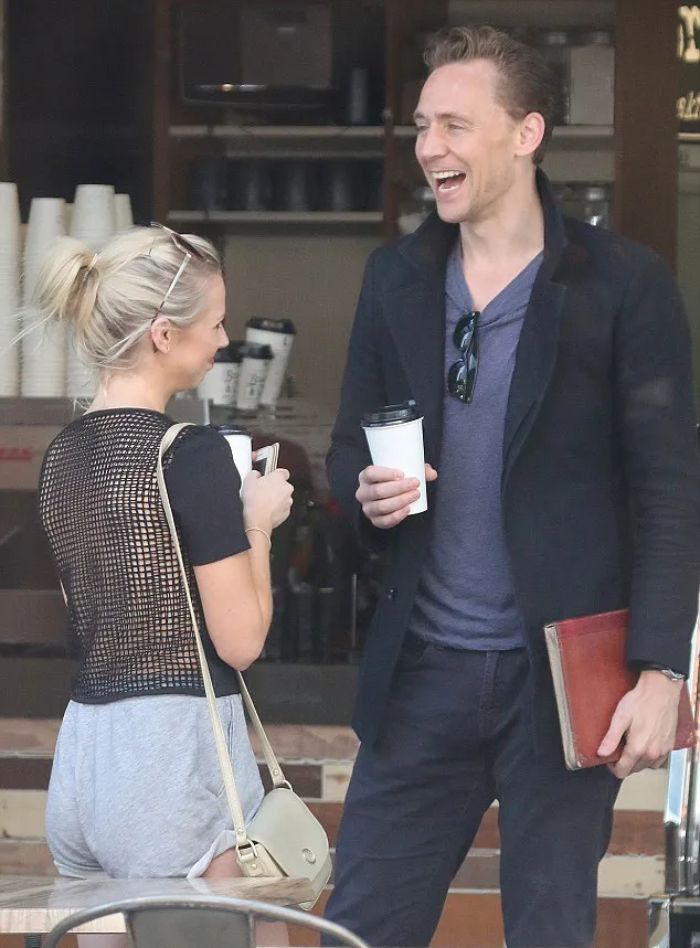 Siapa sih wanita yang bersama Tom ini? © dailymail.co.uk