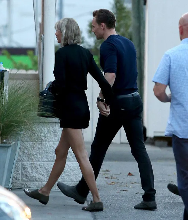 Taylor dan Tom kembaran sepatu © dailymail.co.uk