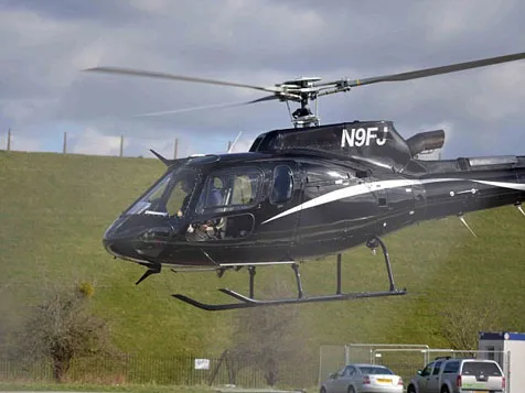Helikopter Tom Cruise lapas landas  © dailymail.co.uk