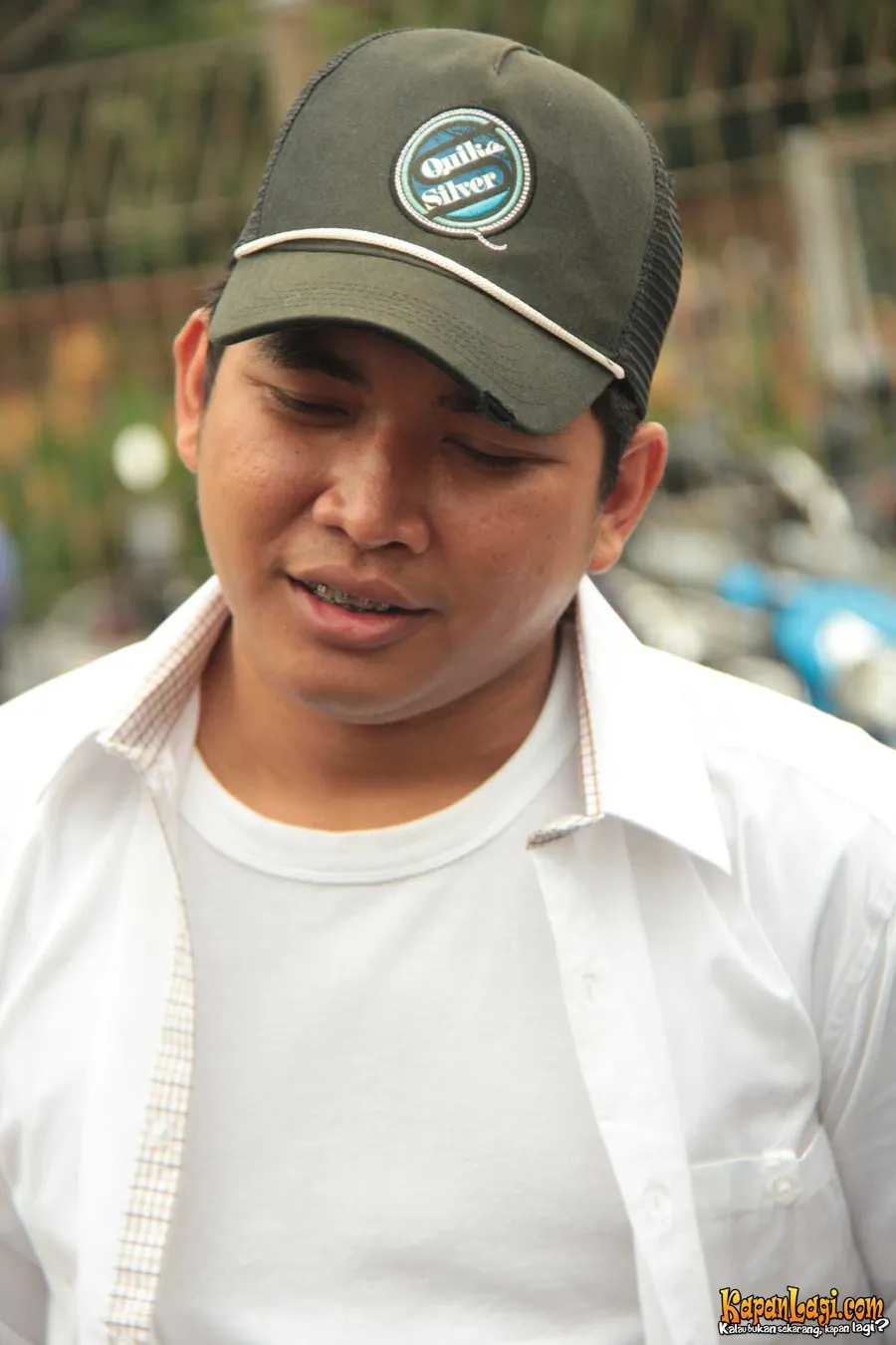 Tomy menjadi satu-satunya anggota Wali yang tidak ikut umroh bersama teman-temannya.