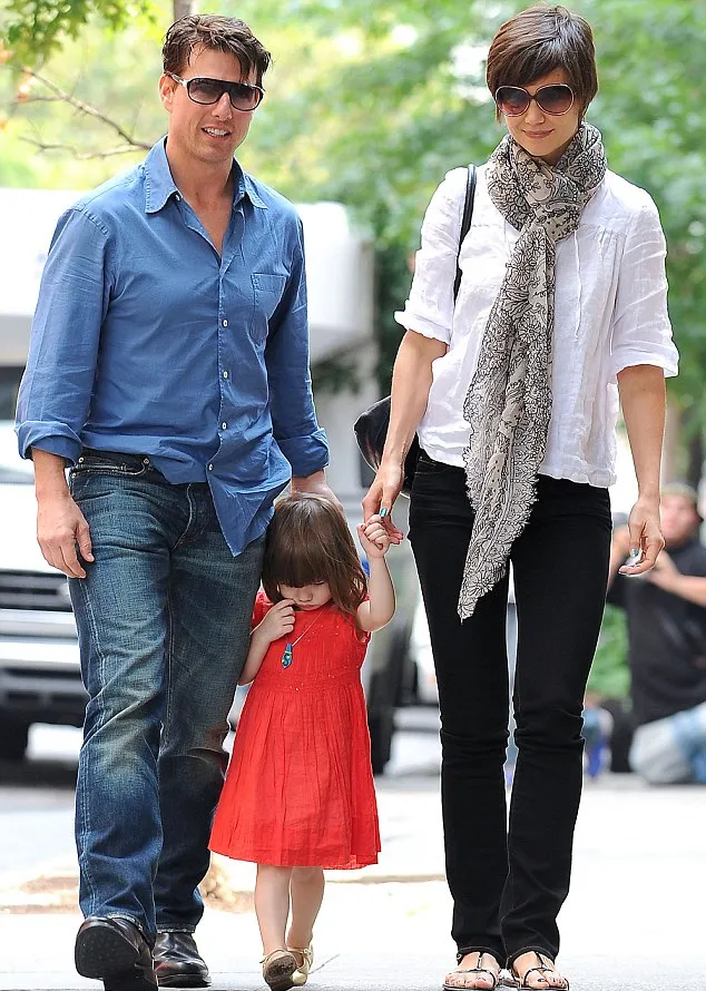 Tom Cruise, Katie Holmes dan Suri Cruise @ dailymail.co.uk