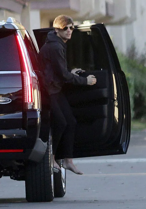 Louis Tomlinson kunjungi sang anak tanpa alas kaki © Dailymail.com