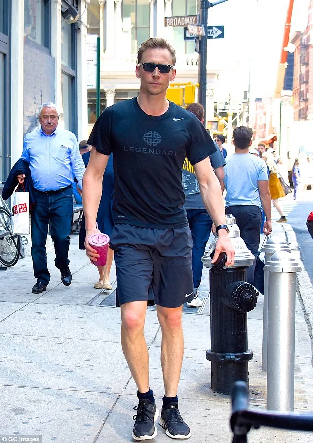 Bulan lalu, di New York, Tom kedapatan mengenakan busana yang sama. Foto: Media Mode.com