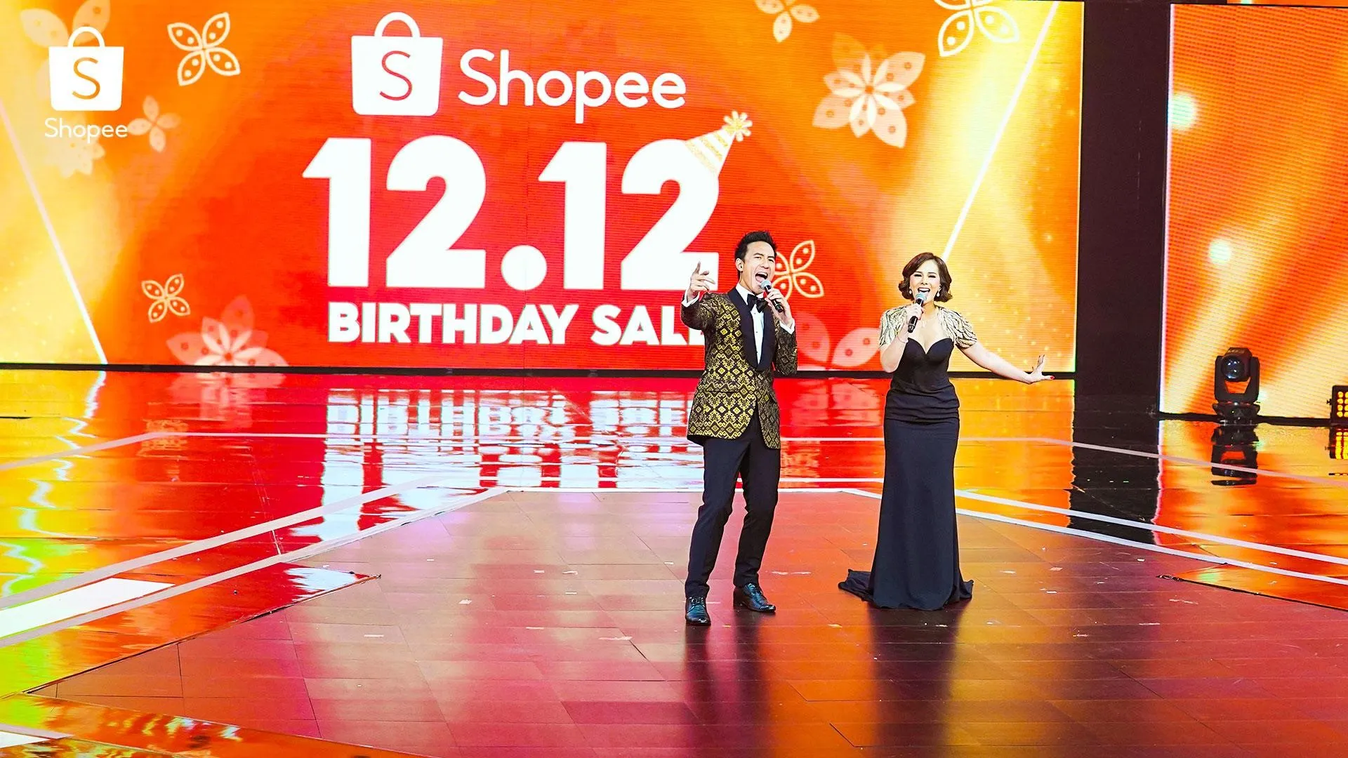 Daniel Mananta dan Astrid Tiar memandu acara Shopee 12.12 Birthday Sale TV Show dengan meriah