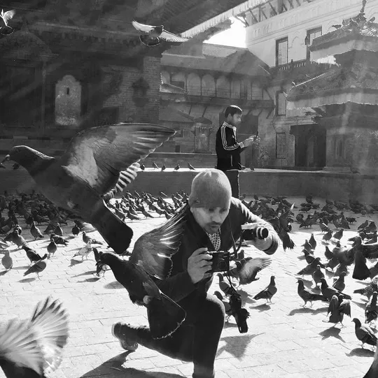 Tompi sedang travelling ke Kathmandu mengejar merpati yang ingkar janji