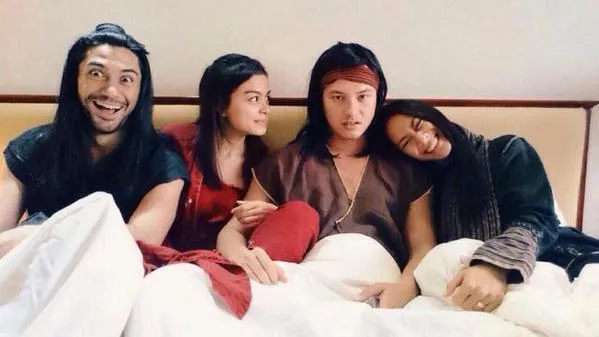 Foto para pemain PENDEKAR TONGKAT EMAS ketika bersantai bersama. (dok. Twitter/CenayangFilm)