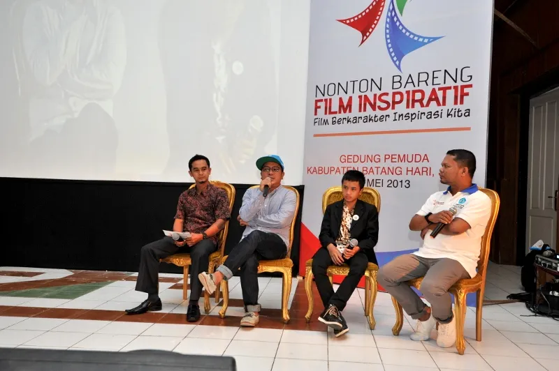 Ichwan Persada (baju putih) diundang menjadi moderator.