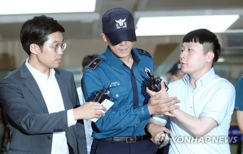 T.O.P saat dijemput untuk diperiksa © Yonhap News