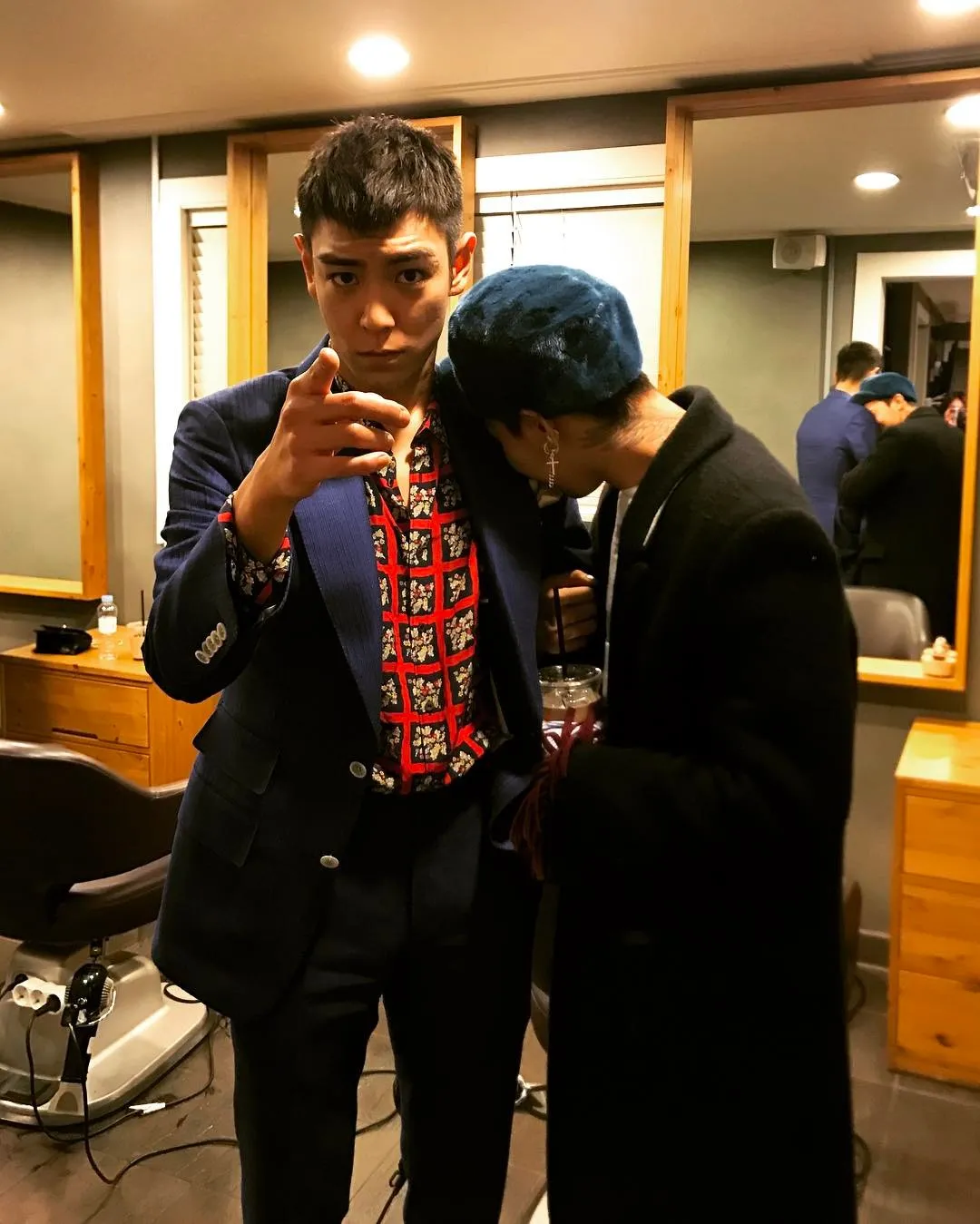 G-Dragon menemui T.O.P Big yang akan berangkat wajib militer. ©Instagram/xxxibgdrgn Verified