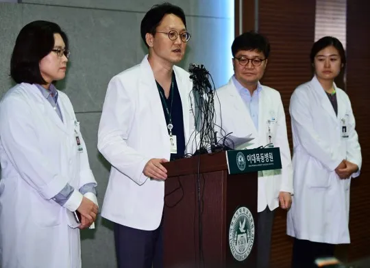 Para dokter rajin memberi tahu kondisi terbaru dari T.O.P © Istimewa