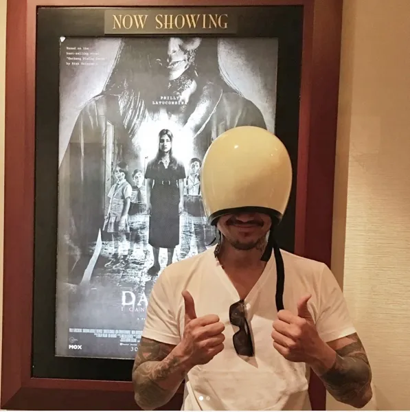 Tora Sudiro mengenakan helm sebagai  alat untuk menutup mata ketika ada scene hantu keluar © instagram.com/t_orasudi_ro