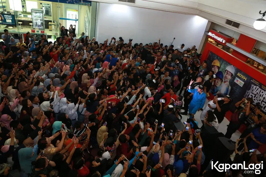 Tora Sudiro dan pemain WARKOP DKI REBORN lainnya mendapat sambutan sangat meriah di Solo. ©KapanLagi.com/Muhammad Akrom Sukarya