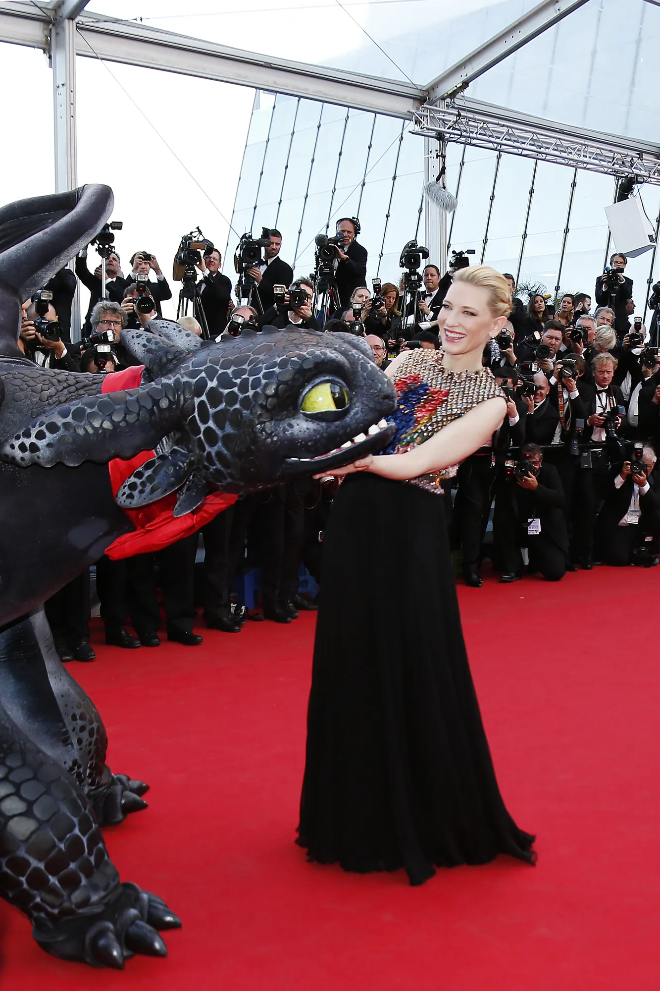 Interaksi Cate Blanchett membuat sang naga seolah-olah hidup. (Splashnews.com)