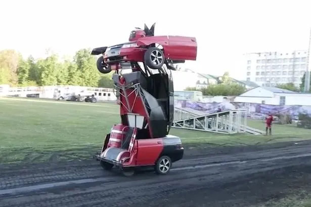 Autobots satu ini dibuat dari sebuah mobil bekas merk Lada © Mirror.co.uk